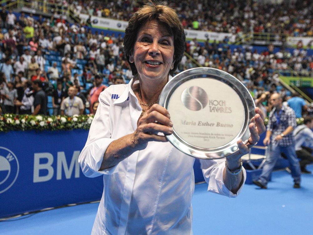 Maria Ester Bueno  com seu troféu